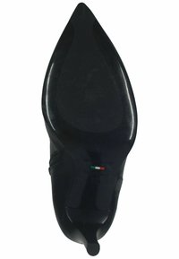 Scarpa nera con tacco alto, punta affusolata, texture in pelle liscia e suola elegante con un accento decorativo verde e rosso.