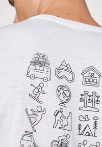 Peak Performance EXPLORE GRAPHIC TEE - T-shirts print - white