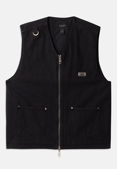 Juodas be rankovių džinsinis liemenė su priekine užtrauktuku, dviem priekinių kišenėmis ir metaliniais akcentais. Yra prekių ženklui priklausanti etiketė ant krūtinės.