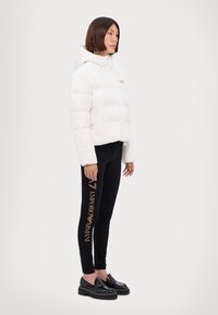 EA7 Emporio Armani GIUBBOTTO - Zimní bunda - white