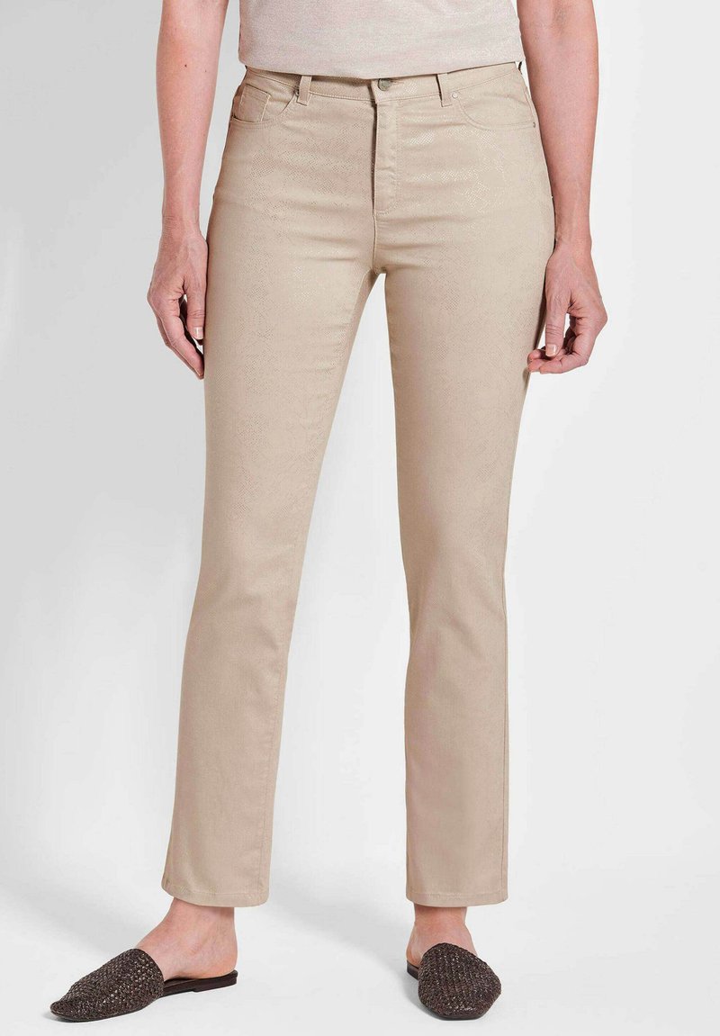Jeans beige a vita alta con una vestibilità slim e un delicato motivo di texture. Taschini frontali e dettagli di cucitura leggera. Abbinati a pantofole scivolate dalla texture.