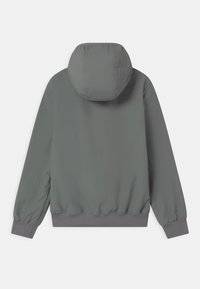 Šedý svetr s kapucí, elastickými manžetami a pasem. Hladký povrch s minimalistickým designem a bez viditelných vzorů nebo akcentů.