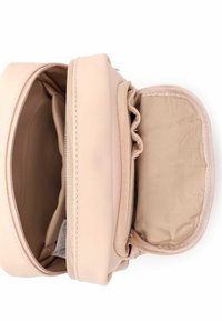 Torba w kolorze brzoskwiniowym wykonana z gładkiego materiału, z podwójnym zamkiem błyskawicznym i miękkim, beżowym wnętrzem z marszczeniami.