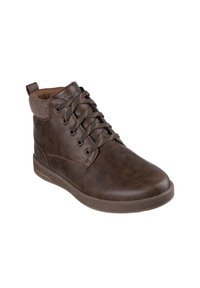 Botas altas de cuero marrón con un acabado texturizado, diseño de cordones y un suave cuello de forro polar marrón oscuro. Suela de goma para tracción.