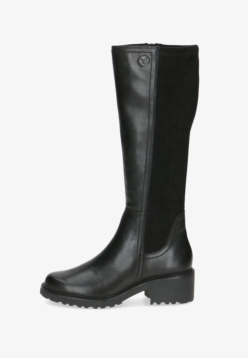 Botas negras hasta la rodilla que combinan cuero liso y ante, con punta redondeada, suela texturizada y un pequeño logo en la parte superior.