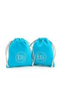To grønne taske med snorelukning lavet af blødt stof, der har logoet "Elli by Julie & Grace" trykt på forsiden.