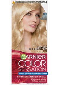 Il packaging della tinta per capelli Garnier Color Sensation presenta una donna con lunghi capelli biondi e mossi. Il design include vivaci accenti rosa e verdi.