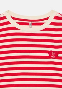 Rød- og hvitstripet bomulls-T-skjorte med rund hals og et lite brodert hjerte-merke med teksten "THE V.I.P. CLUB".