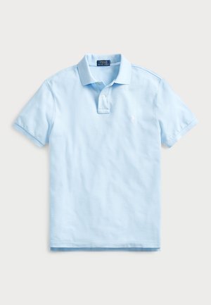Polo shirt din bumbac de culoare albastru deschis, cu guler pliat, plachetă cu trei nasturi și un mic logo brodat pe pieptul stâng. Mâneci scurte.