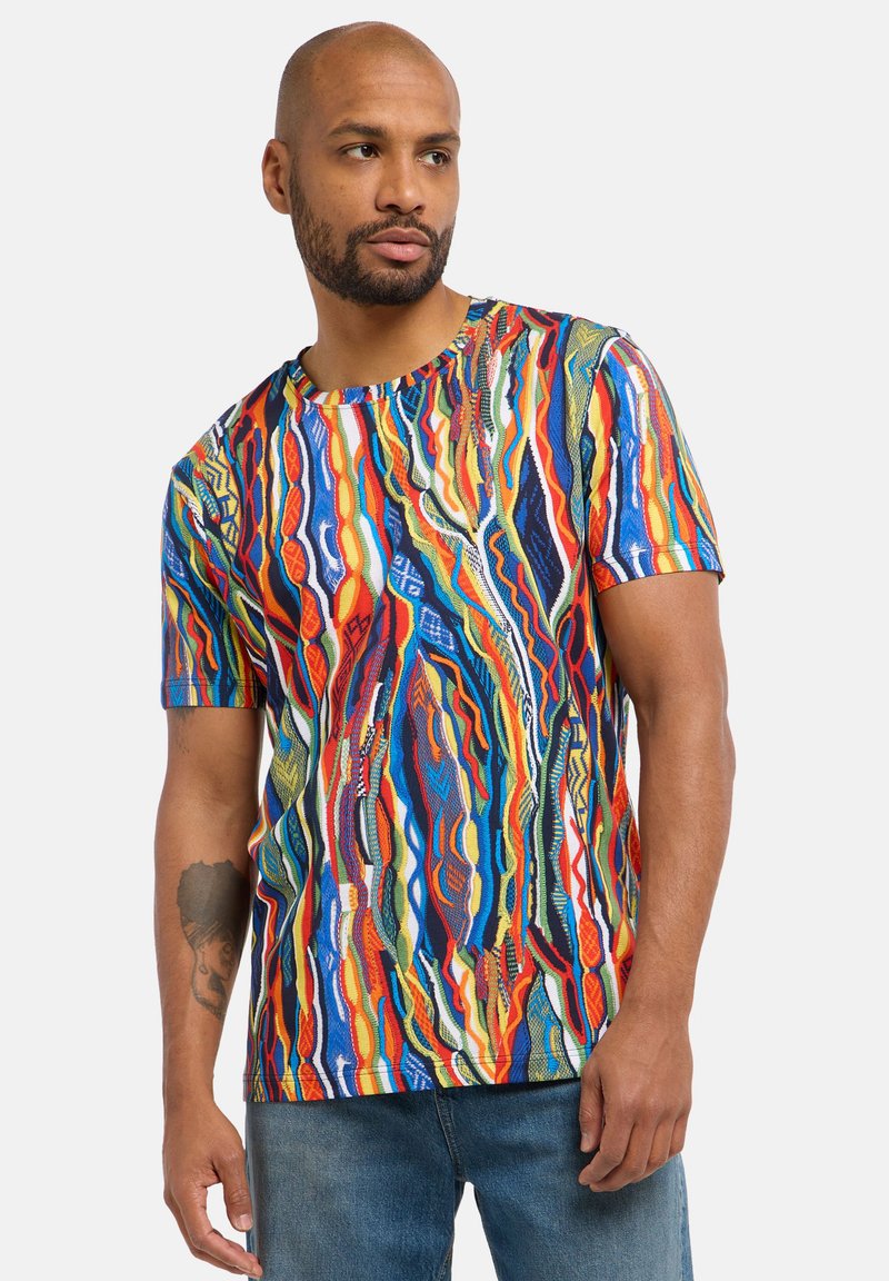 Multifarvet T-shirt med korte ærmer og et levende bølgemønster i blå, rød, gul og grøn, lavet af et glat stof.