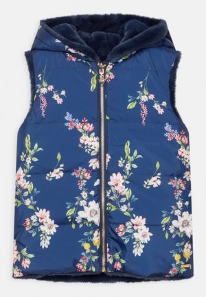 Veste matelassée sans manches bleue avec capuche, imprimé floral, fermeture éclair dorée à l’avant et doublure intérieure en fourrure douce foncée autour des bords.