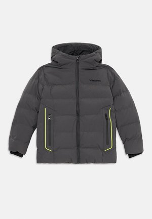 Doudoune grise avec capuche, dotée de poches zippées avec des accents jaune fluo, zip noir et poignets élastiques. Logo de la marque visible.