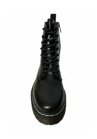 Botas de tobillo negras con cordones, que presentan un material de cuero suave, puntera redonda y una suela gruesa con una línea de acento blanca para el contraste.