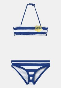 Gestreiftes Bikini-Set mit einem Bandeau-Top, das blau-weiße Streifen und ein gelbes "CALI"-Logo aufweist; passende Unterteile mit ähnlichem Streifenmuster.