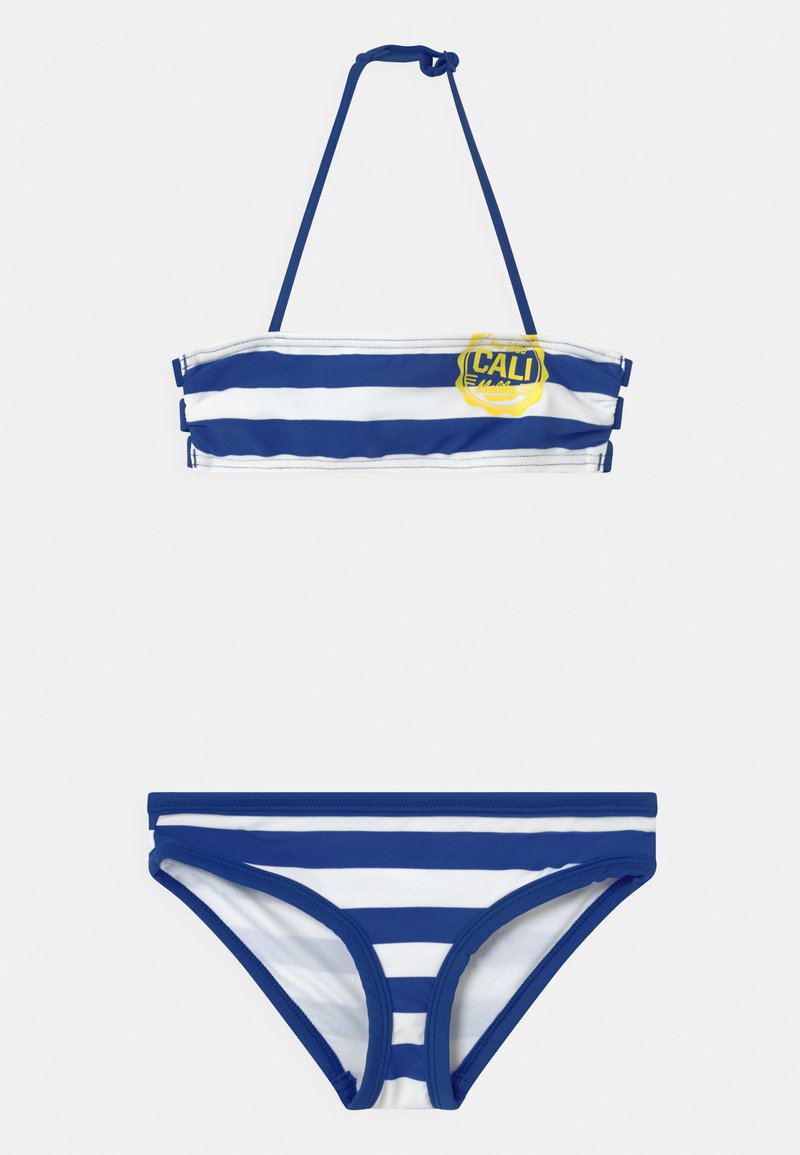 Gestreiftes Bikini-Set mit einem Bandeau-Top, das blau-weiße Streifen und ein gelbes "CALI"-Logo aufweist; passende Unterteile mit ähnlichem Streifenmuster.