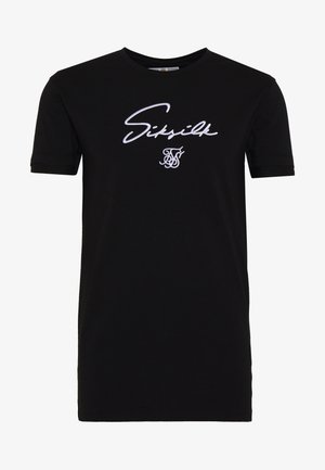 Schwarzes T-Shirt mit kurzen Ärmeln und Rundhalsausschnitt mit weißem kursivem "Siksilk"-Schriftzug und kleinem dekorativem Logo darunter auf der Brust.