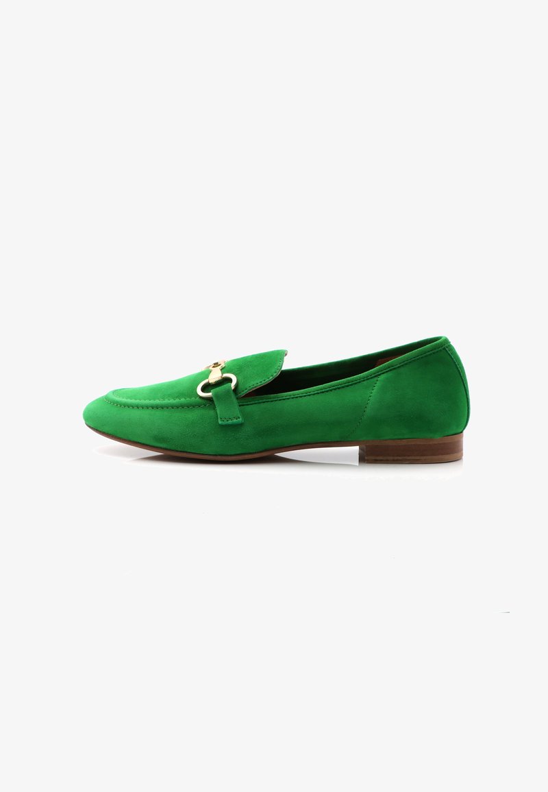 Grüne Wildleder-Loafer mit runder Zehenform, flachem Absatz und einer dekorativen goldfarbenen Schnalle mit einem Riemenakzent. Glatte Textur und klassisches Design.