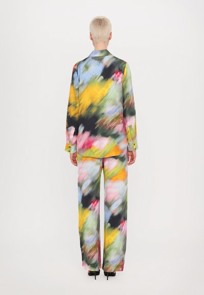 Ensemble de pyjama en satin avec un motif floral abstrait dans des couleurs vives. Le haut est doté d'un col et de boutons; le pantalon est à jambes larges.