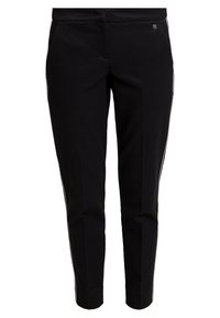 Černé kalhoty na míru s úzkým střihem, s bílými bočními pruhy, předními kapsami a malým kovovým logem na pase.