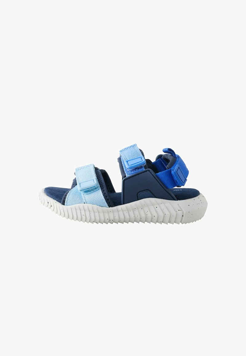 Sandale à bout ouvert bleu et bleu clair avec des sangles ajustables et une semelle blanche texturée, conçue pour un usage décontracté.