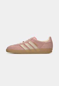 Roze suède sneakers met gestructureerde crèmekleurige strepen, rubberen zool en gouden "Gazelle" branding. Beschikt over een klassiek low-profile ontwerp en vetersluiting.