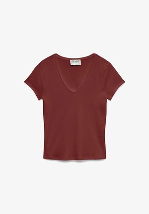 T-shirt aderente a maniche corte con scollo a V profondo color ruggine con etichetta "AWARE" sulla scollatura, mostrata su sfondo bianco.