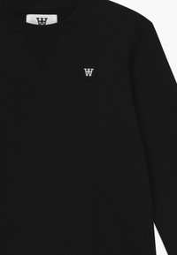 Sudadera negra hecha de tejido suave que cuenta con un cuello redondo y un pequeño logotipo bordado en blanco. Textura suave con un diseño minimalista.
