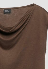 Brązowy top bez rękawów z marszczonym dekoltem i czarną metką z napisem "S.Oliver Black Label" wewnątrz kołnierza.