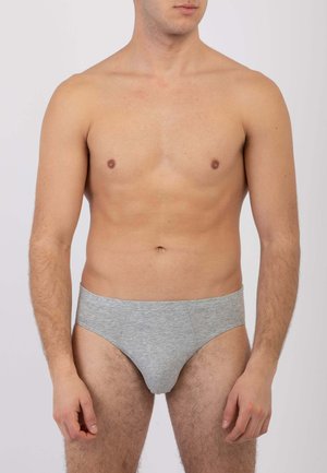 Slip di cotone grigio chiaro con una texture liscia, caratterizzati da una vita media e una vestibilità aderente, evidenziati da semplici dettagli di cucitura.