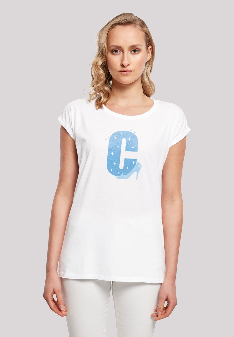 Hvid bomulds T-shirt med et blåt stjernet bogstav "C" og grafik af højhælede sko. Korte ærmer, rund halsudskæring, løs pasform.