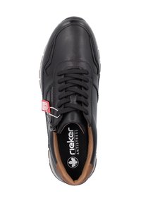 Zapatilla negra de cuero con parte superior texturizada, diseño con cordones, cremallera lateral, acentos en beige y una plantilla acolchada etiquetada como "Rieker Anti-Stress."