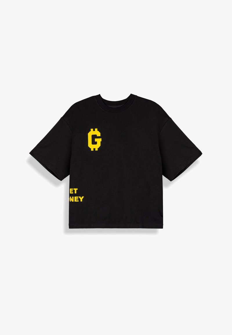 Czarny, oversize'owy T-shirt z żółtym, pikselowym symbolem "G" na piersi oraz częściowo widocznym żółtym napisem "GET MONEY" przy krawędzi dolnej.