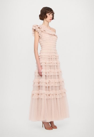 Blush pink aftenkjole med én skulder, flæsedetaljer, lagdelt tylskørt og polkaprikket tekstur. Elegant design i gulvlængde.
