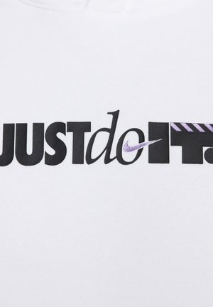 Camisa blanca con un atrevido "JUST do IT" en negro y el logo de Nike en púrpura. Textura suave con patrones contrastantes. Diseño simple y moderno.
