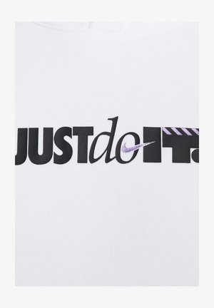 Camisa blanca con un atrevido "JUST do IT" en negro y el logo de Nike en púrpura. Textura suave con patrones contrastantes. Diseño simple y moderno.