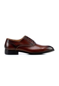 Zapato de vestir de cuero marrón con acabado suave, puntera redondeada, diseño de cordones, costuras contrastantes y un tacón bajo de goma negra.