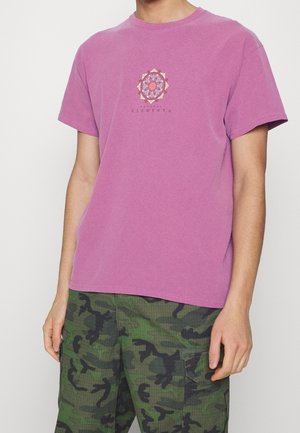 Lilla bomulds t-shirt med korte ærmer, der har et multifarvet grafisk design med teksten "NATURAL ELEMENTS" under billedet på brystet.