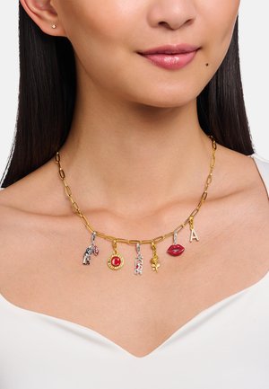 Goldene Halskette mit sechs Anhängern: ein Mädchen mit einem Ballon, ein rotes rundes Etikett, ineinandergreifende Buchstaben, eine goldene Rose, rote Lippen und ein Perlenanhänger in Form eines Buchstabens A.