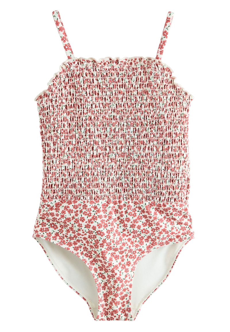 Maillot de bain une pièce à motif floral rouge et blanc avec corsage smocké, fines bretelles, et encolure ainsi que ouvertures de jambes à volants.