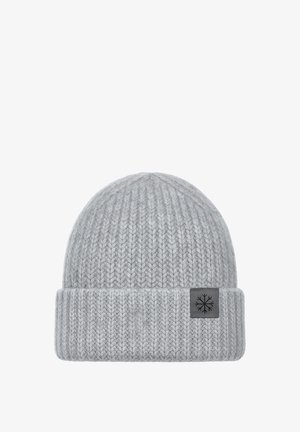 Graue gestrickte Mütze mit umgeschlagenem Saum und einem kleinen schwarzen Etikett mit Schneeflockenmotiv. Weiche Textur und dehnbares Material.