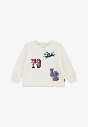 Witte langemouwen t-shirt met het "Levi's" logo en de nummers "73" en "LS" in rode en blauwe applicatie, ronde halslijn en omslagmouwen.