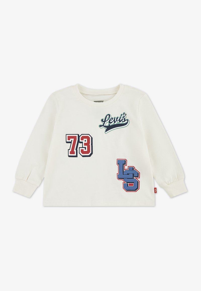 Vit långärmad t-shirt med "Levi's"-logotyp och siffrorna "73" och "LS" i röd och blå applikation, rundad halsringning och uppvikta ärmar.