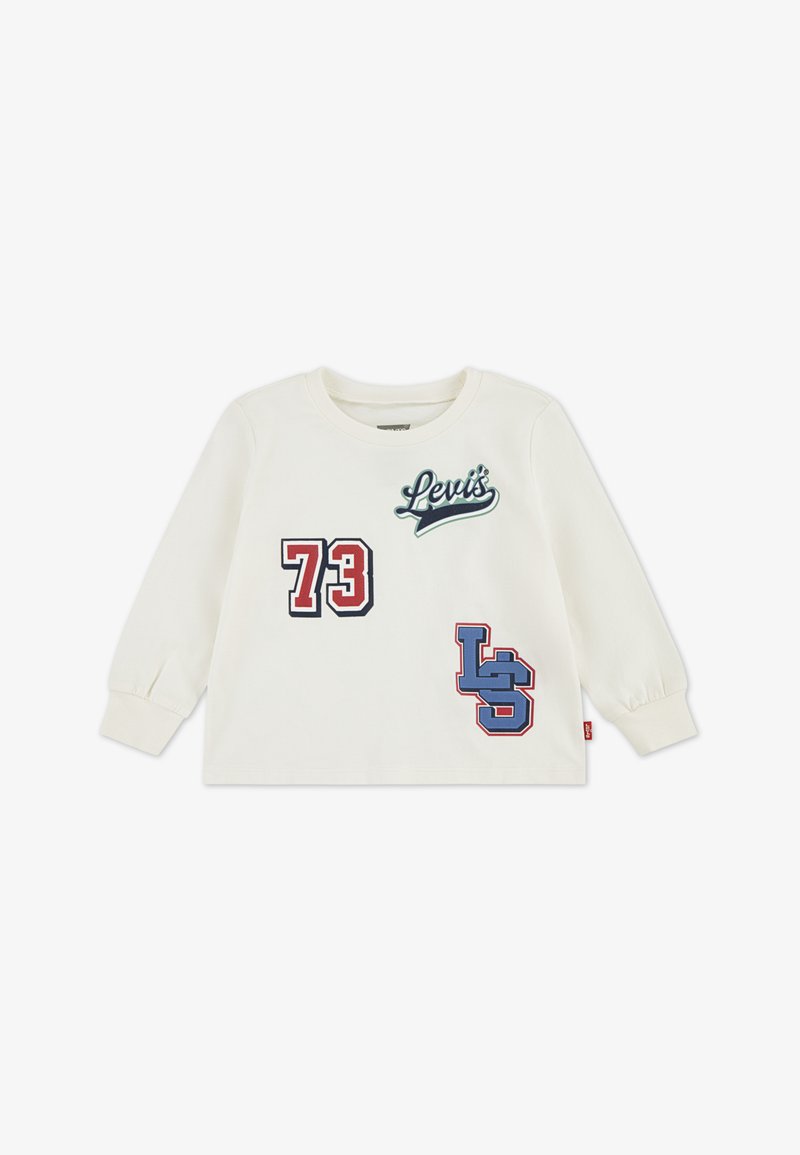 Weißes Langarm-T-Shirt mit dem "Levi's"-Logo und den Zahlen "73" und "LS" in roter und blauer Applikation, runder Ausschnitt und mit umgeschlagenen Ärmeln.