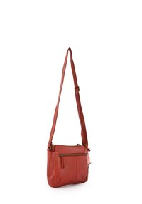 Czerwona skórzana torebka crossbody o teksturowanej powierzchni, z regulowanym paskiem, górnym zamkiem błyskawicznym oraz przednią kieszenią na zamek błyskawiczny dla dodatkowej przestrzeni do przechowywania.