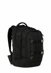 Schwarzer Rucksack mit einer strapazierfähigen Stoffoberfläche, gepolsterten Gurten, zwei seitlichen Schnallenverschlüssen und einem strukturierten Design mit mehreren Fächern.