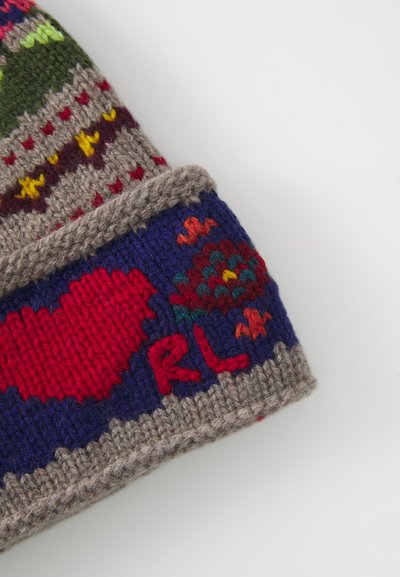 Gebreide beanie in multicolore wol met een patroon. Heeft een grijze omslag met rode en blauwe accenten, en tekstdetail "RL" aan de zijkant.