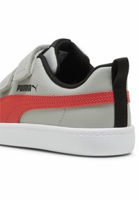 Puma COURTFLEX V2  - Scarpe da allenamento - cool light gray active red