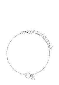 Srebrna bransoletka na łańcuszku z okrągłym zapięciem, owalnym wzorem ogniw i małym charms'em w kształcie czterolistnej koniczyny. Gładka struktura przez cały czas.