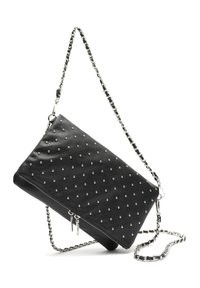 Pochette en cuir noir avec des clous argentés, une surface texturée et une bandoulière en chaîne décorative. Elle dispose d'une fermeture éclair avec des accents.