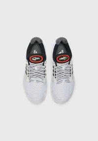 Bijele sportske cipele s gornjim dijelom od prozračnog mrežastog materijala, sa crnim detaljima, sivim prugama i crvenim logom "CLIMACOOL" na jeziku.